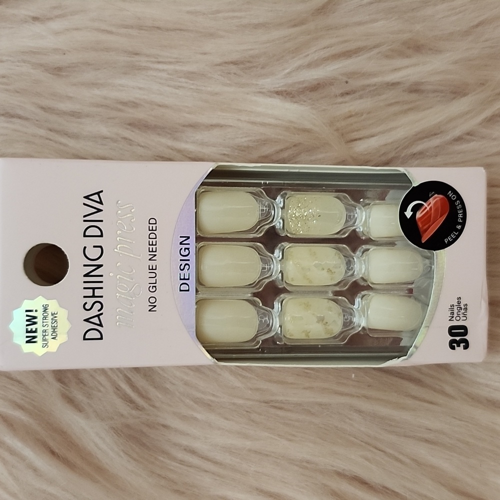 Brand New DASHING DIVA MAGIC PRESS FALSE NAILS-S